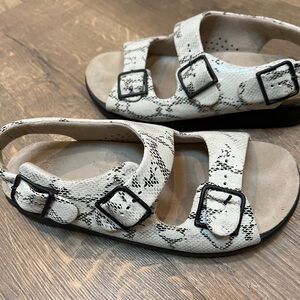 SAS Relaxed Cloud leather “ snake embossed”support sandal 7.5